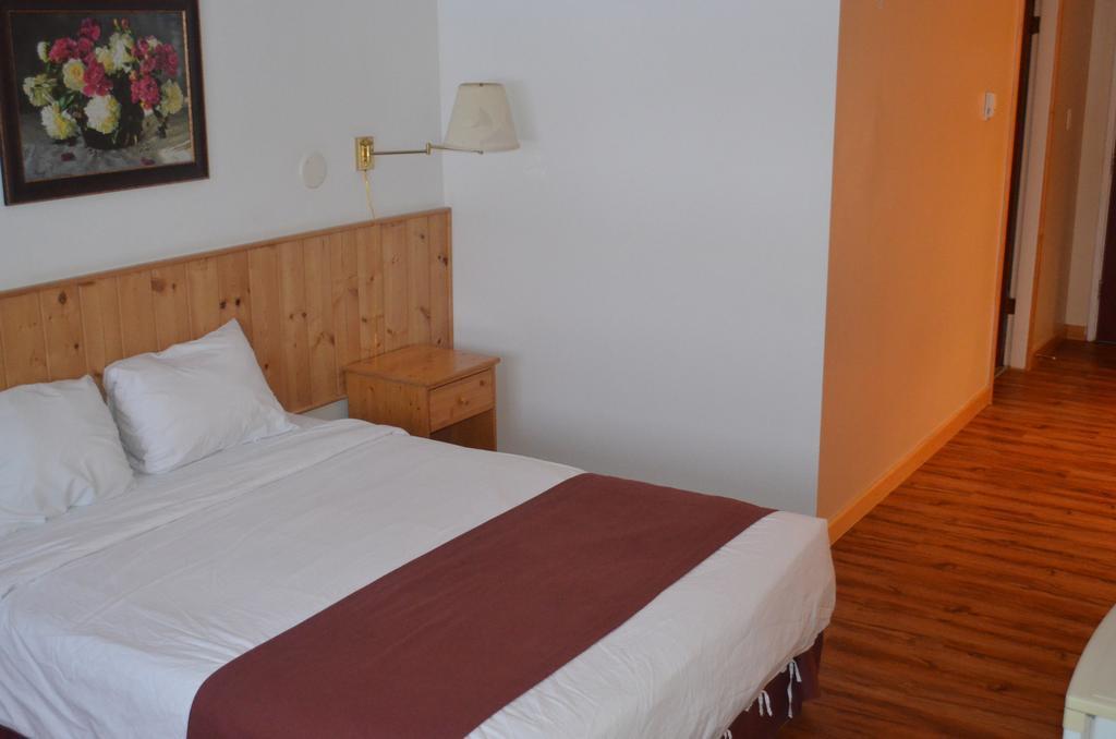 Canadas Best Value Inn- Riverview Hotel Moraitika Exterior foto