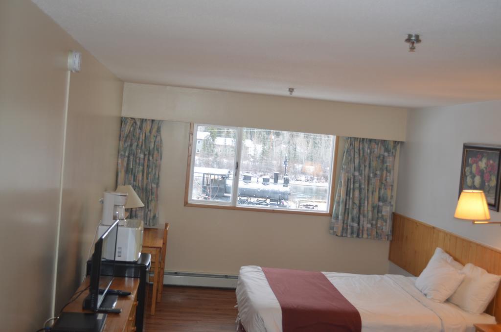 Canadas Best Value Inn- Riverview Hotel Moraitika Exterior foto