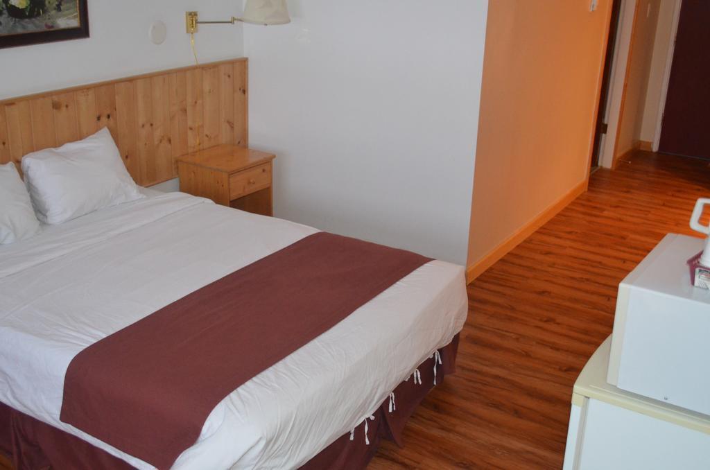 Canadas Best Value Inn- Riverview Hotel Moraitika Exterior foto